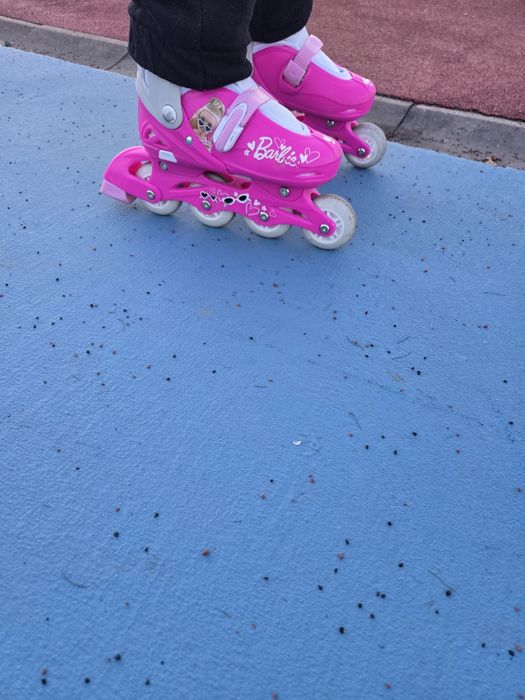 Role Barbie reglabile marime 30-33 folosite de cateva ori, cu ambalaj