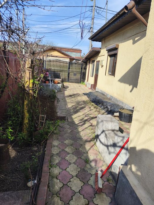Casa Voluntari din cărămidă renovată.