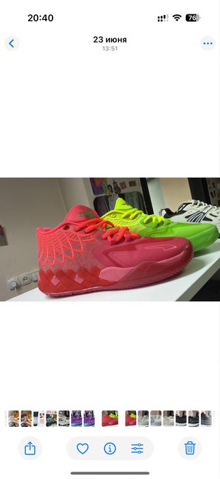 Распродажа кроссовок. Центр города.