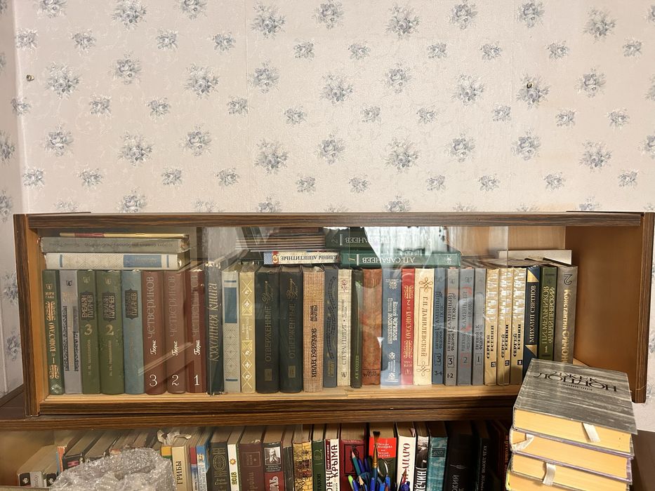 Полки  для  книг