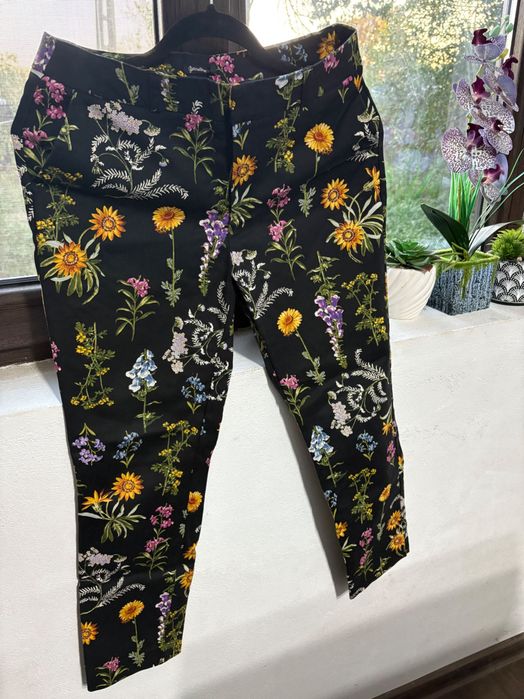 Pantaloni din stofă cu imprimeuri florale