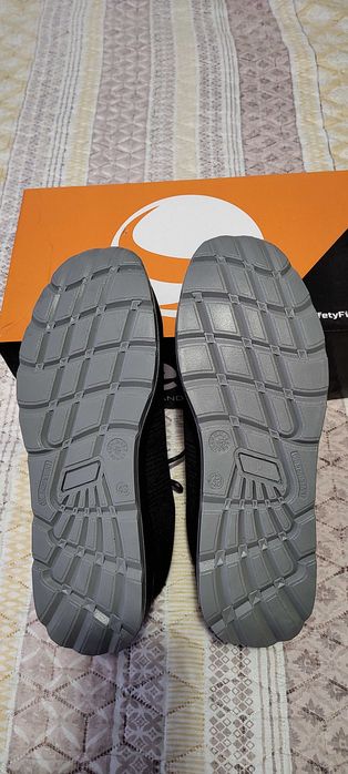 Продавам 2 чифта работни обувки