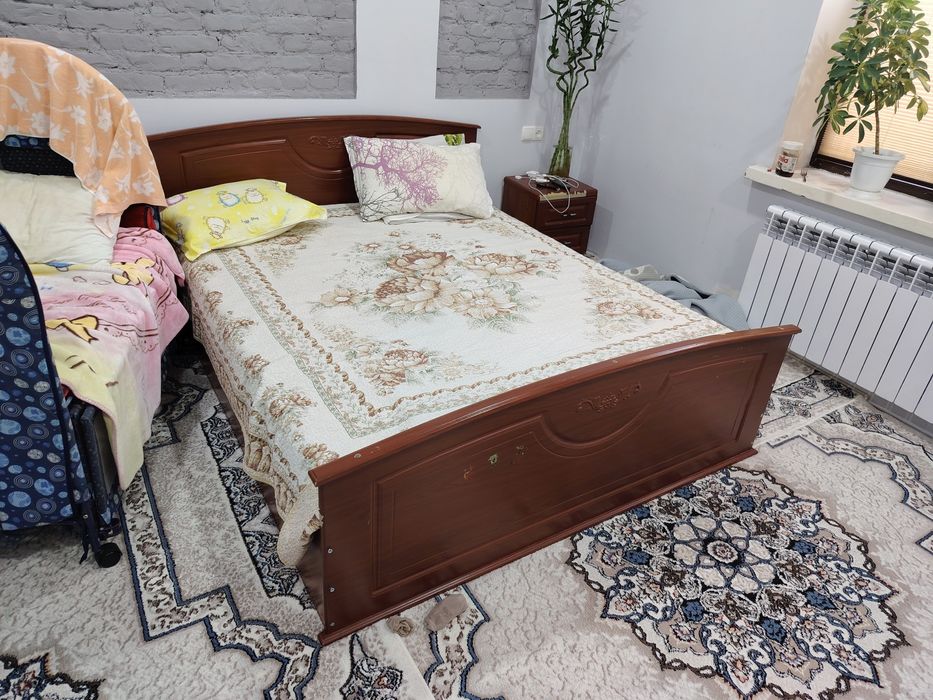 Мебель диван и тумбочка