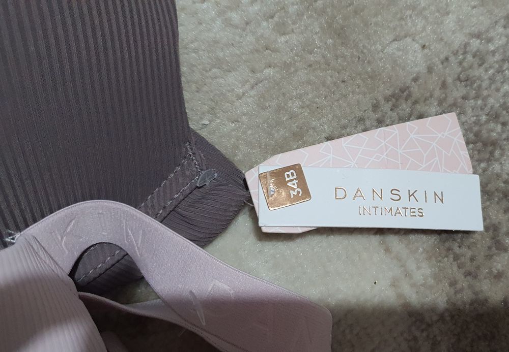 Sutiene Danskin noi cu eticheta