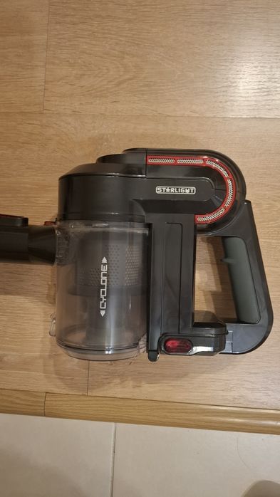 Aspirator vertical cu acumulator