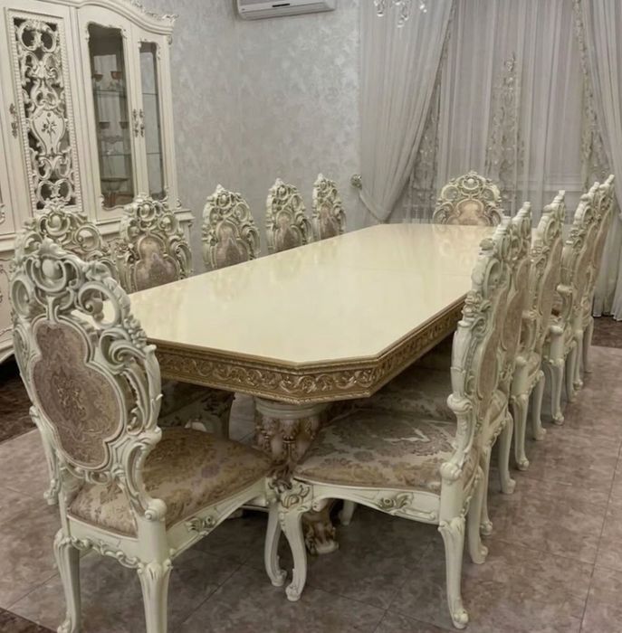 Продам стол со стульями.