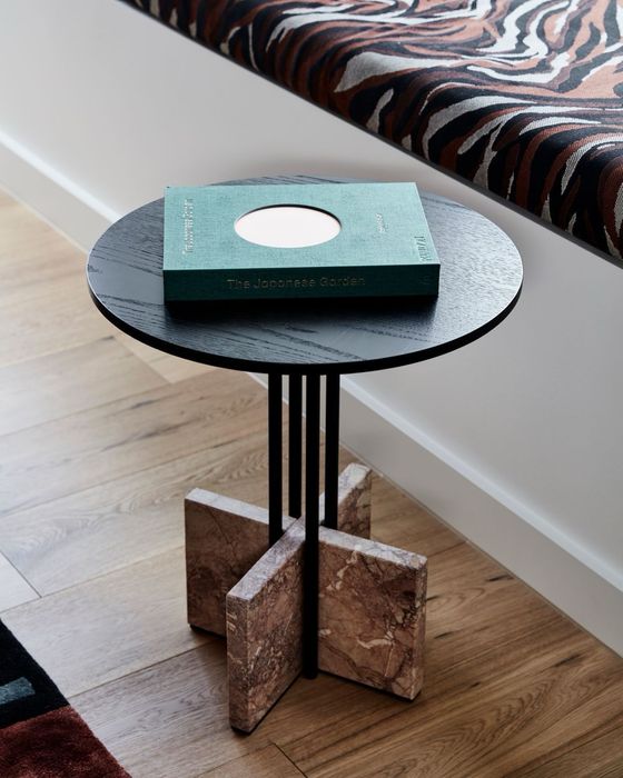 Журнальный столик из мрамора