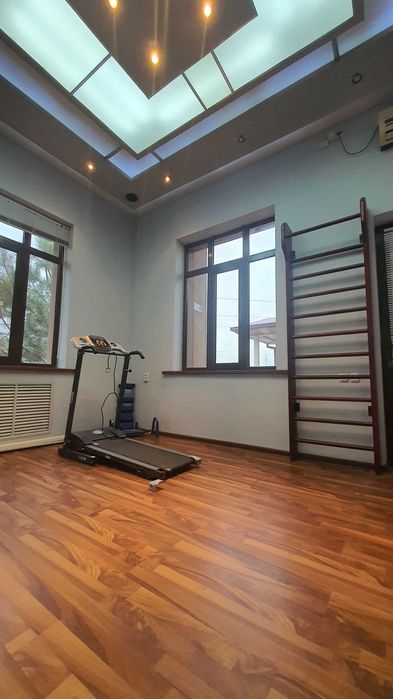 От города Чирчик 7км .Продам виллу на 16 сотках. Все коммуникации.