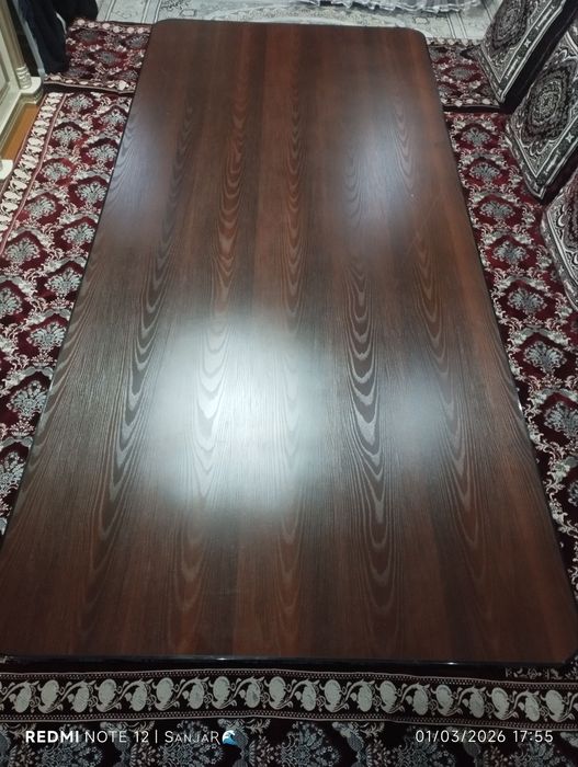 Mehmonxona uchun stol