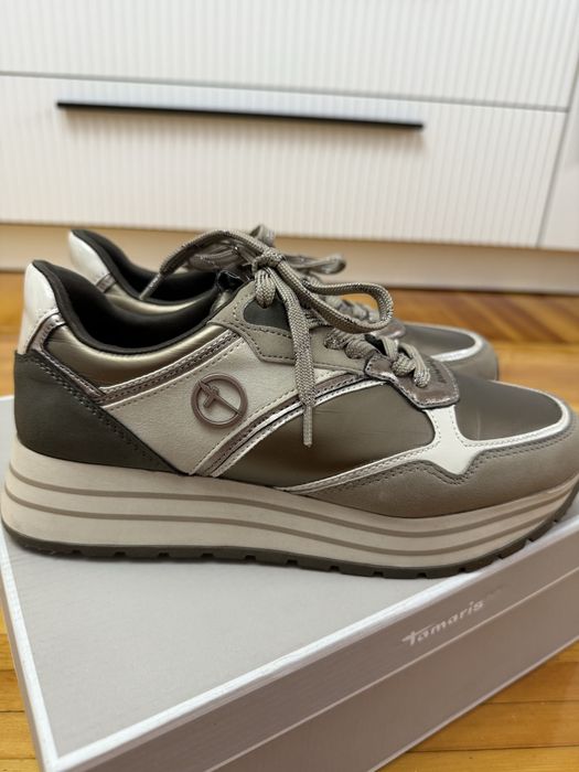 Кроссовки женские