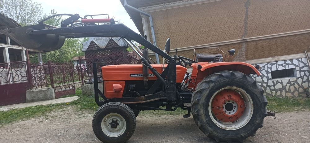 Tractor cu încărcător UTB550
