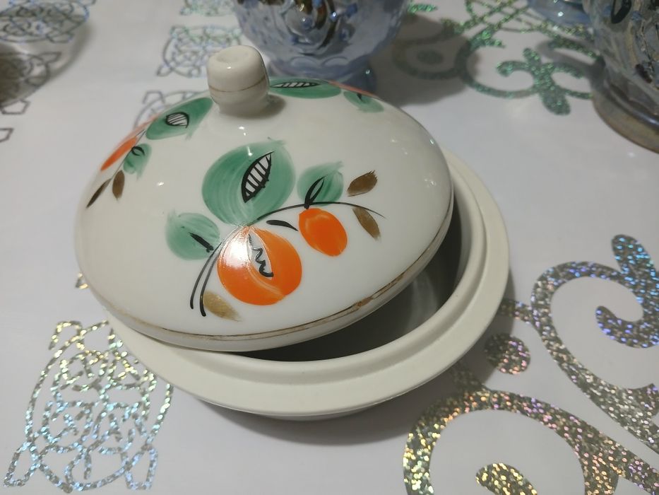 Продам сервиз чашки 6 шт с чайником, вазы- этажерки