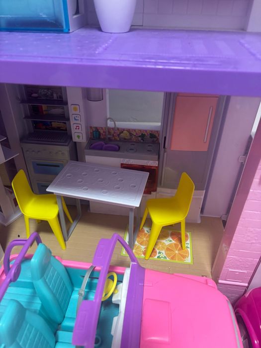 Căsuța BARBiE cu păpuși și accesorii