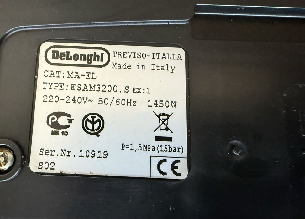 Продавам кафемашина Delonghi Magnifica Type:ESAM3200.S ex:1
