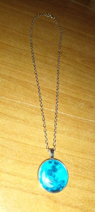 Кулон светится в темноте