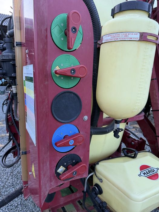 Masina erbicidat purtata Hardi Master 1200 litri cu rampe la 21m Dozare Automaata  full hidraulic/met/ierbicidat/stropit/pulvetrizator
