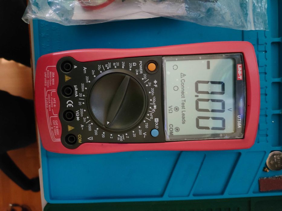 Multimetru digital UT58A nou cu testere si bateria incluse,folia ecran