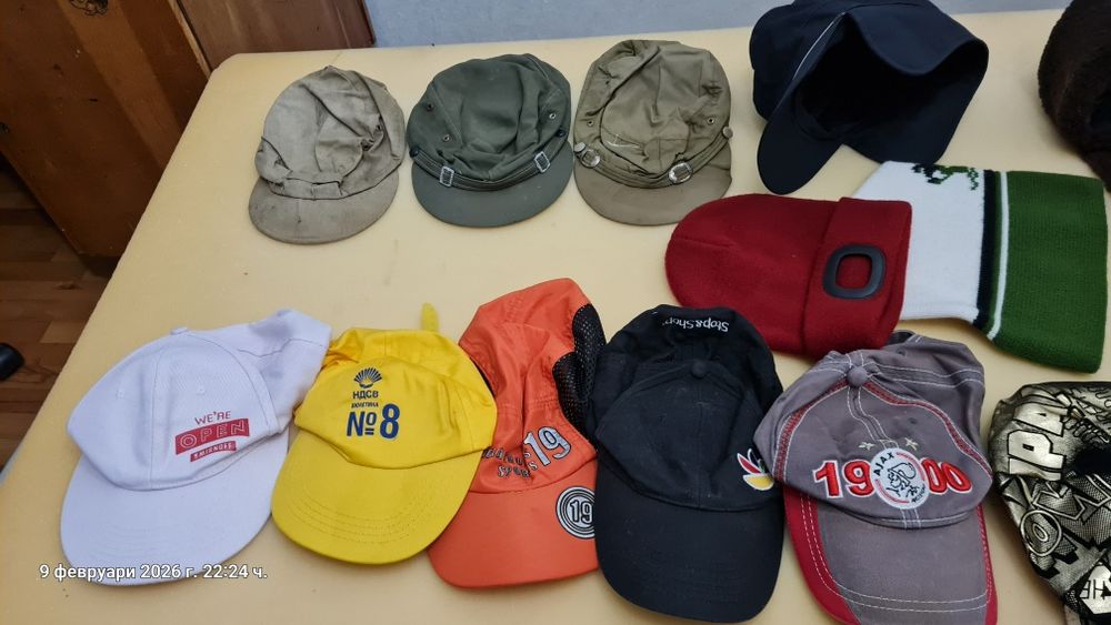 Стар милиционерски шинел , ушанка, шапки