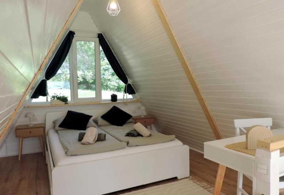 Casa A-Frame stil alb, craciun & revelion LIBER