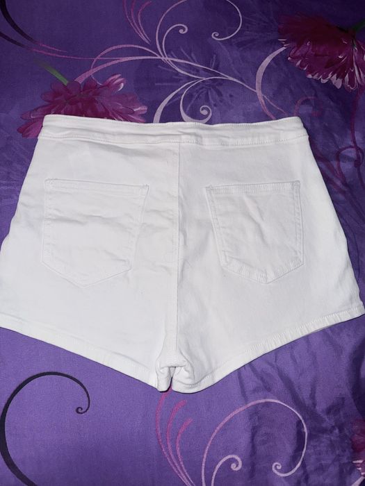 Къси бели гащи