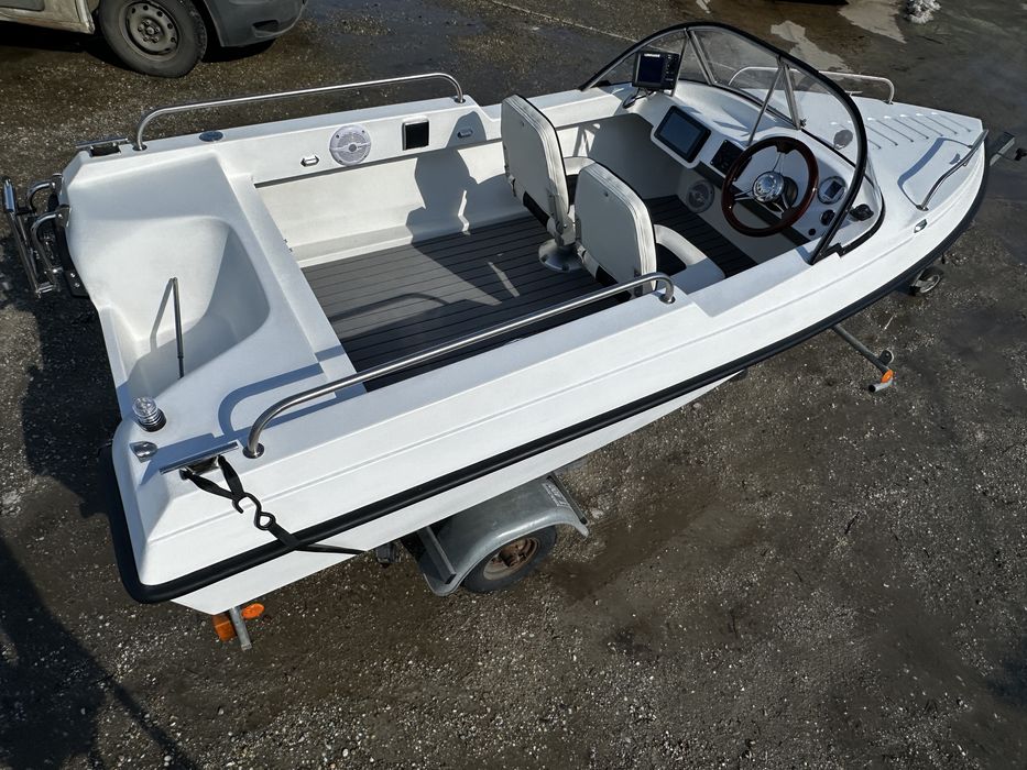 Barca tip salupa pentru agrement sau pescuit