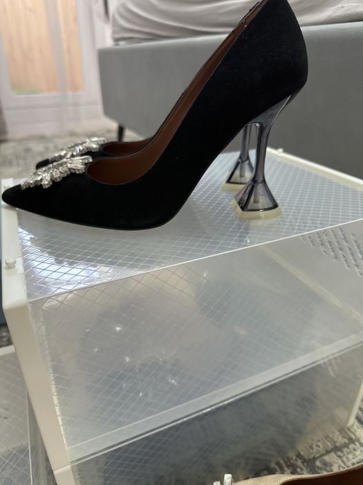 Продам туфли в черном и бедевом цвете