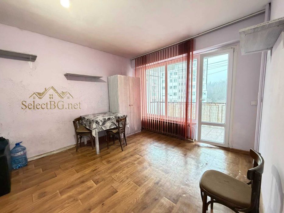 Панелен апартамент  на междинен етаж, южно изложение в кв. Бузлуджа.