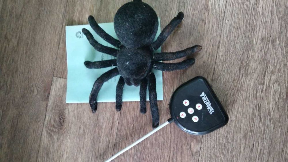 Игрушки динозавры, пауки, тарантулы