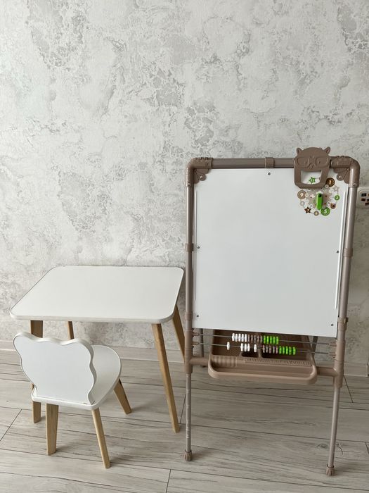 Продам срочно детский стол и стульчик, доску мольберт