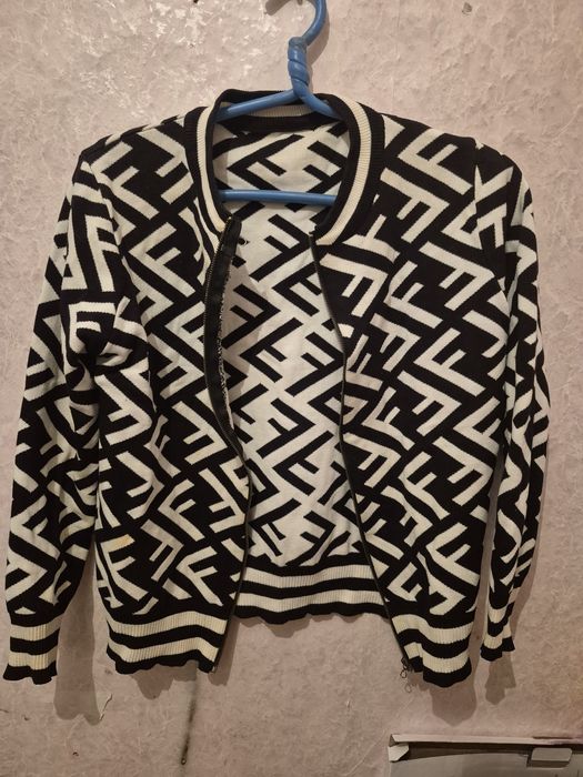 Продам платья, кофту  2000 за всё