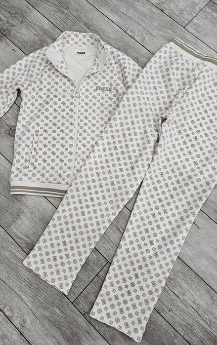 Чисто нов комплект Guess