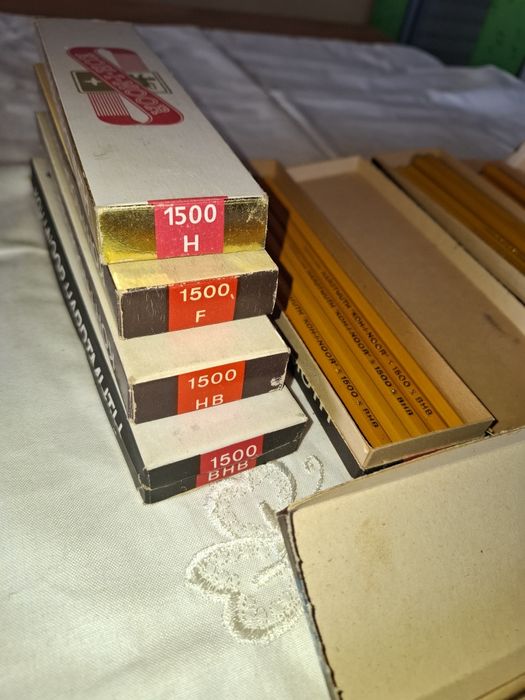 Продавам моливи KOH I NOOR