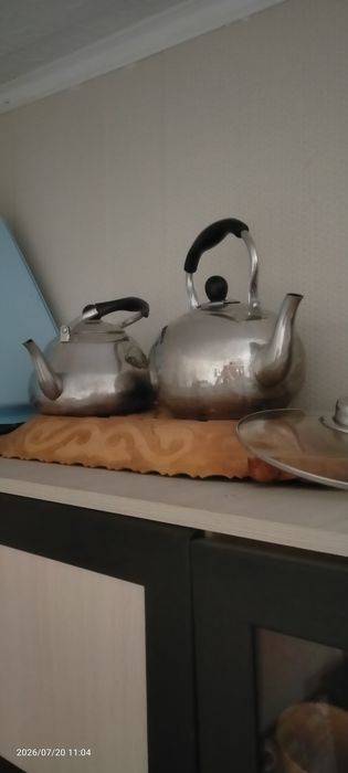 Комод, кровать, посуда