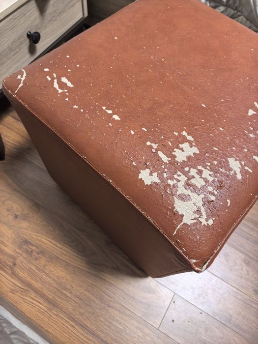 Отдам даром 2 пуфика