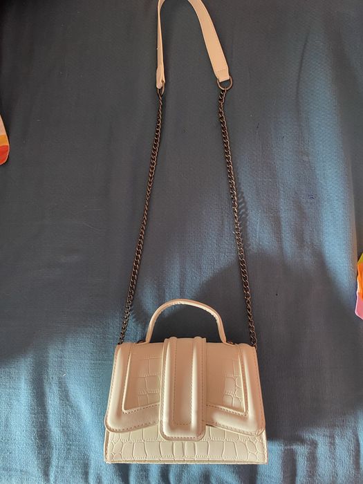 Бяла чанта с дълга дръжка