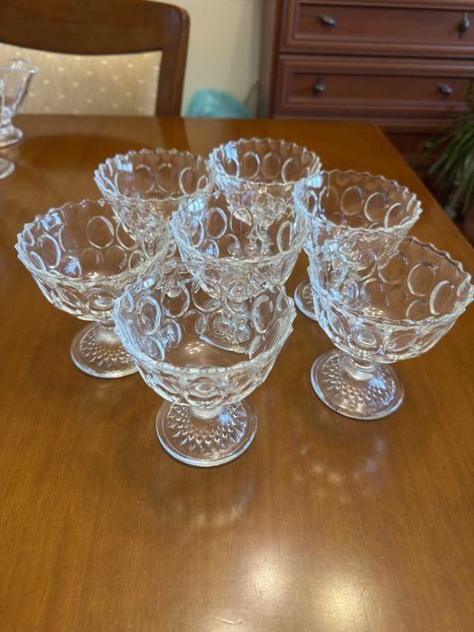 Различни видове стъклени чаши и чинии