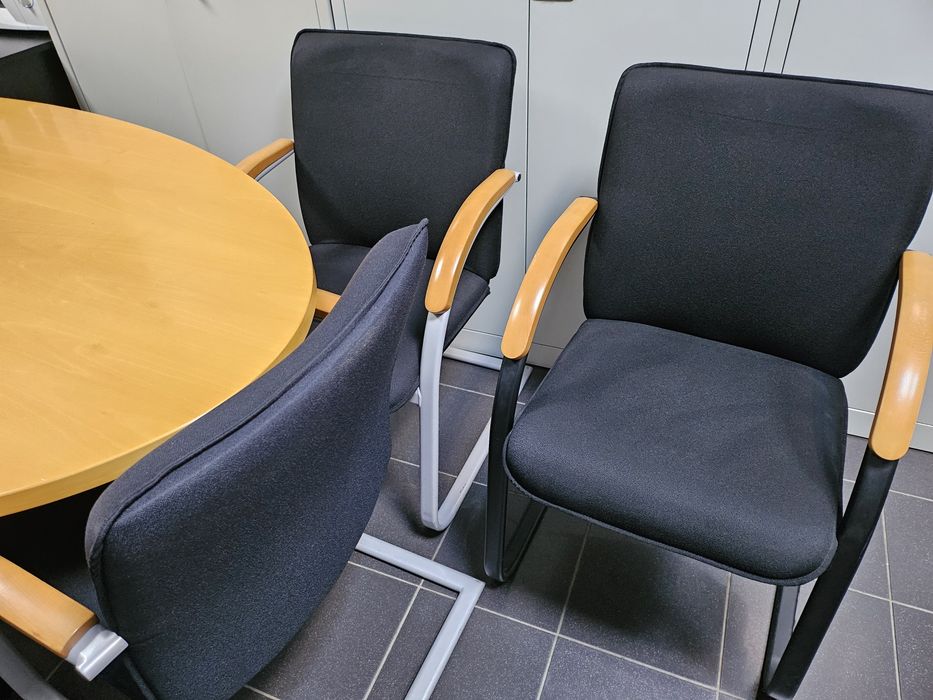 Vand masa birou/sala de conferinta  cu patru scaune aferente