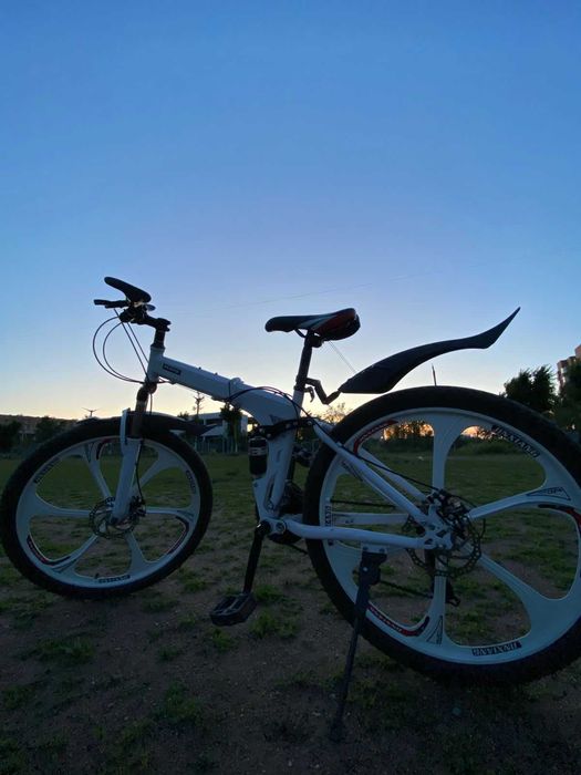 Белый скоростной велосипед