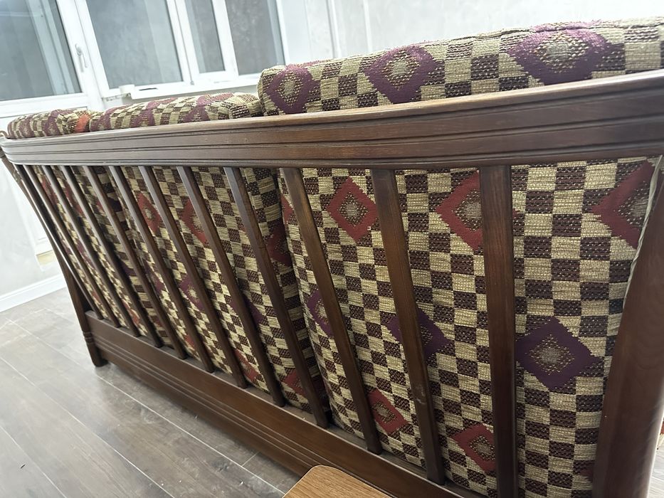 Диван деревянный итальянский