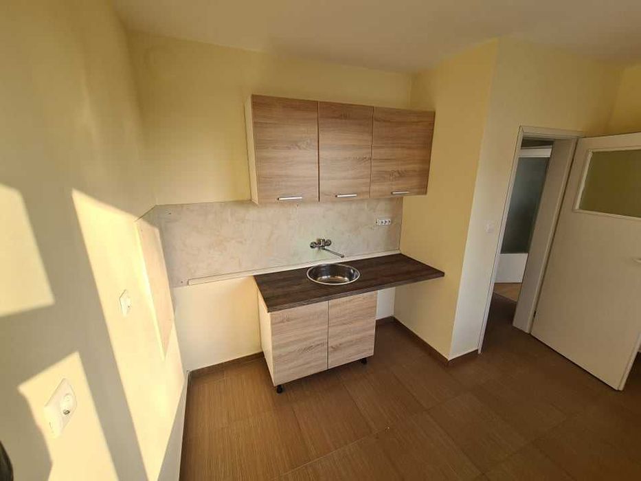 Дава се под наем Двустаен апартамент в Бургас, Славейков - 54 кв.м за 142.8 € - Снимка #1