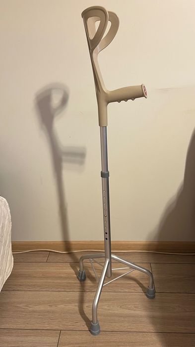 Cârjă ortopedică cu 3 picioare