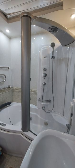 Джакузи с гидромассажем  с душем