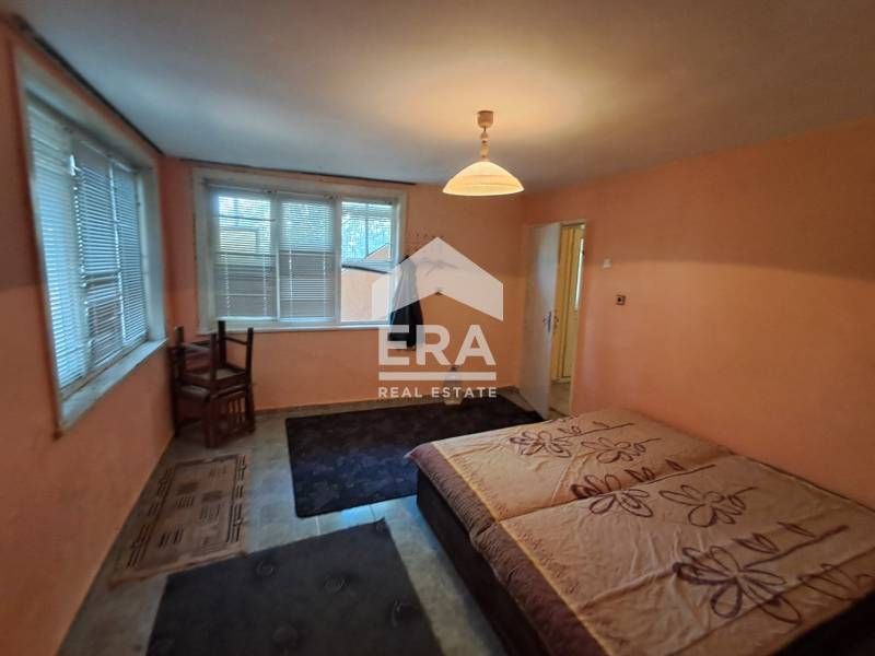 Двуетажна ексклузивна къща за продажба, с гараж и голям двор, на главн