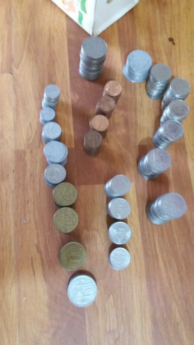 Se vinde monezi vechi și bancnote după cum se vede in poza 546 bucăți