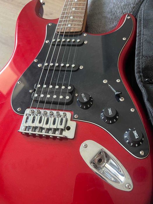 Електрическа китара Squier Fender Stratocaster HSS + усилвател