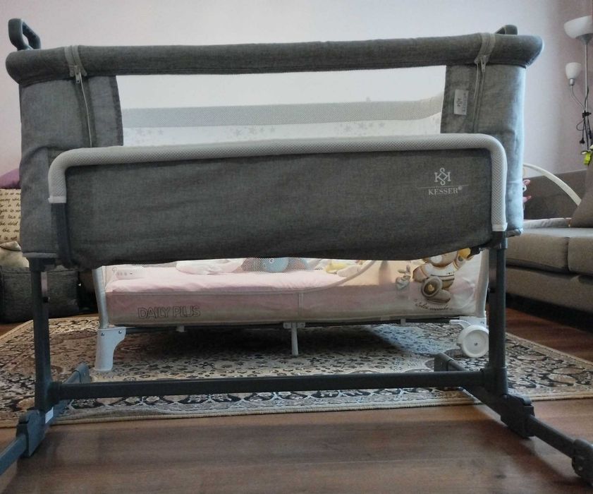 Продавам легло тип "Next to me" на немската марка Kesser. Цвят светло сиво - в чудесно състояние.