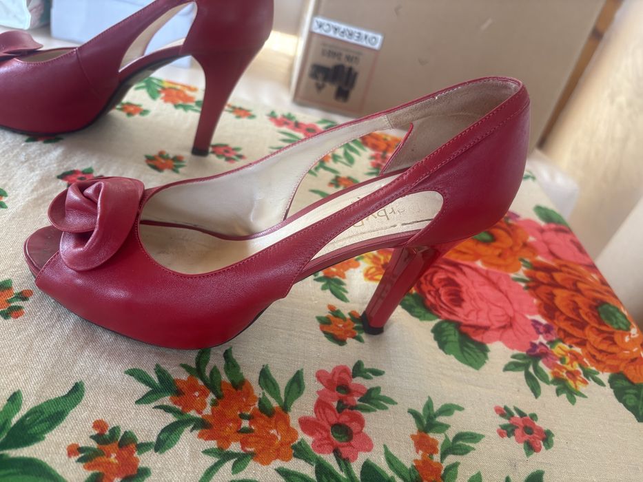 Vand pantofi de ocazie