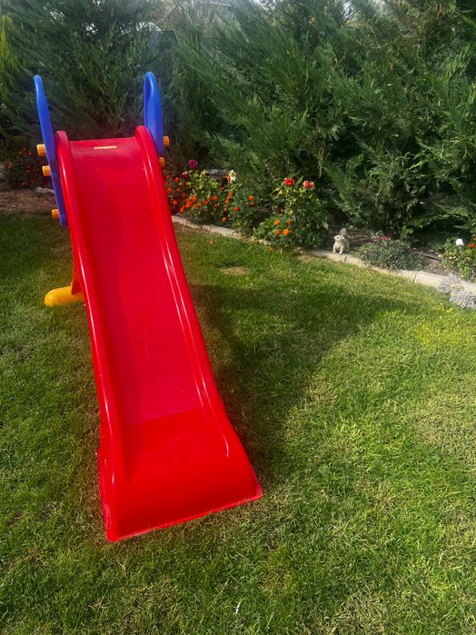 Детска пързалка.