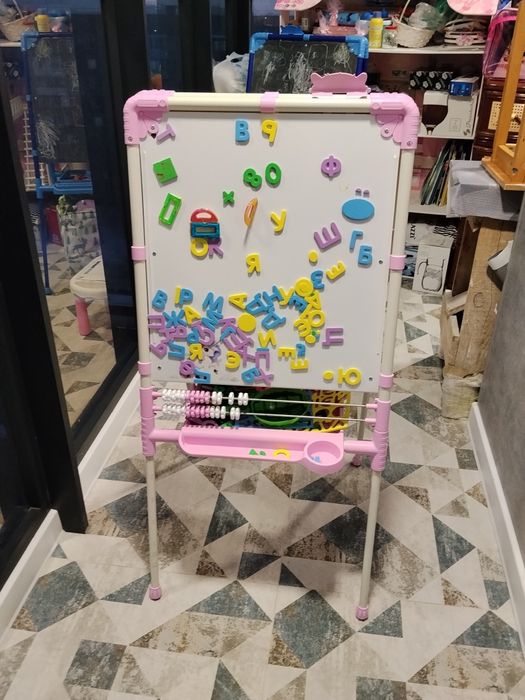 Пррдается детский мольберт, доска для рисования с мелом