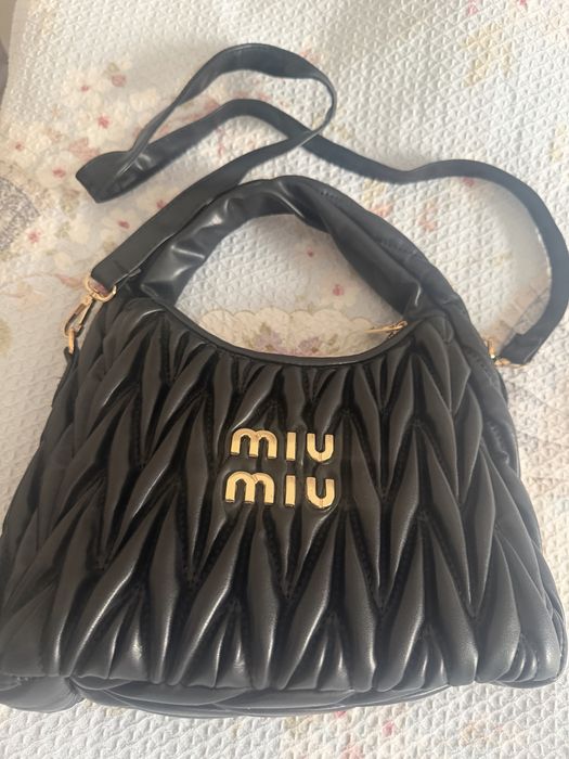 Черна чанта Miu Miu с къса и дълга дръжка